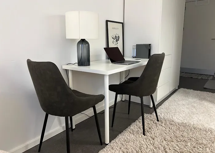 Cozy Nest 77 - Near Metro Apartment